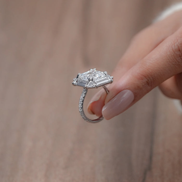 Round-Accent-Diamond-Engagement-Ring 