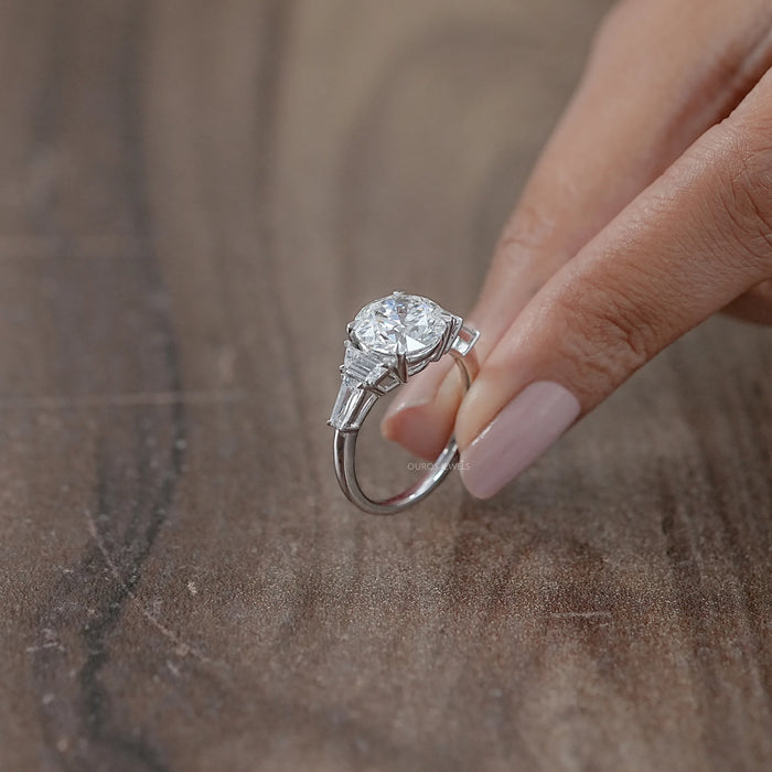 side view of trapezoid and round lab diamond five stone wedding ring