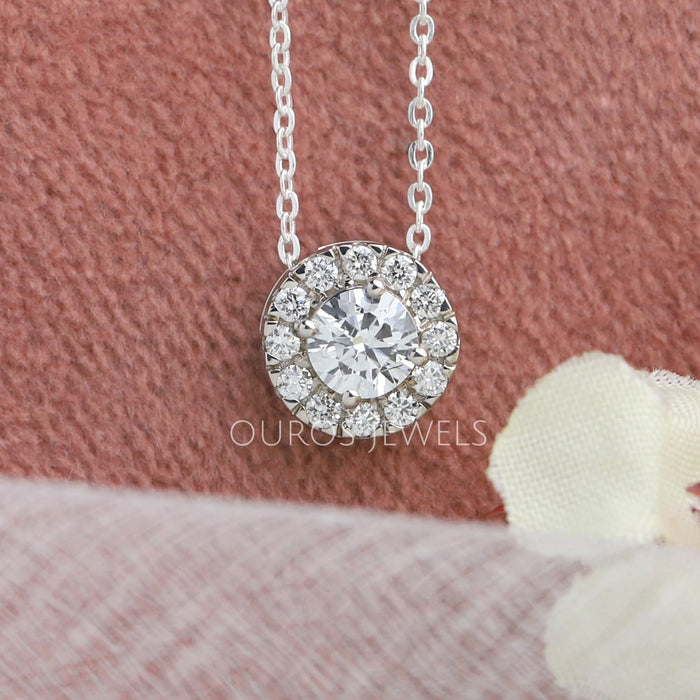 Round Diamond Pendant In White Gold