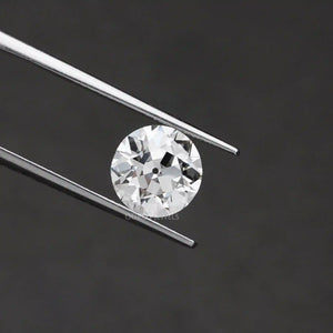 IGI certified round loose diamond holded with tweezer 