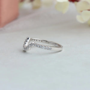 Round diamond studded on 18k white gold shank of diamond curved wedding band